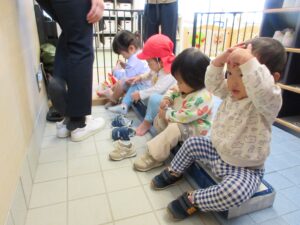 靴や靴下を履く、脱ぐことも自分でやってみよう